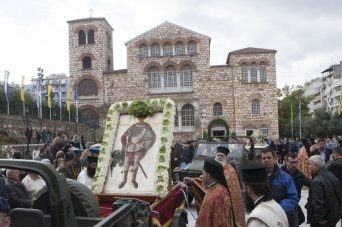 В Индии, начиная с детства, женский род ходит с точками на лбу. Кругом было тихо, как будто все вымерли...